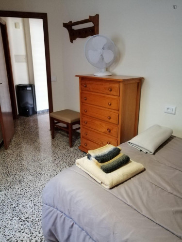 Large double bedroom in l'Oliverar