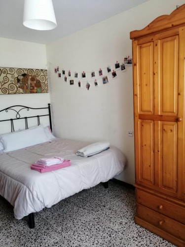 Spacious double bedroom in l'Oliverar