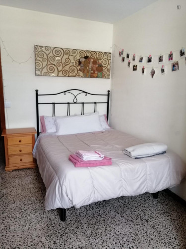 Spacious double bedroom in l'Oliverar