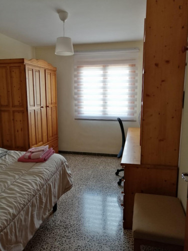 Spacious double bedroom in l'Oliverar