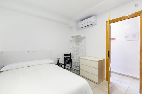 Habitaciones, con terraza exterior. A 50 mts del Mercadona y del Metro