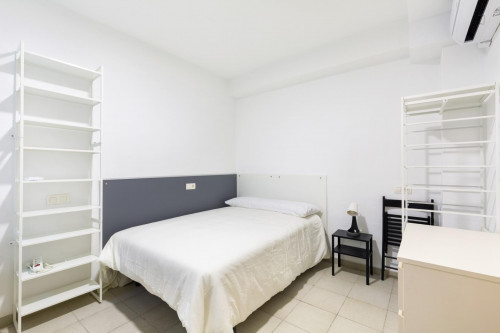 Habitaciones, con terraza exterior. A 50 mts del Mercadona y del Metro