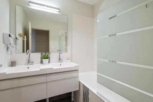 Appealing double bedroom very close to Cordeliers metro station  - Gallery -  5