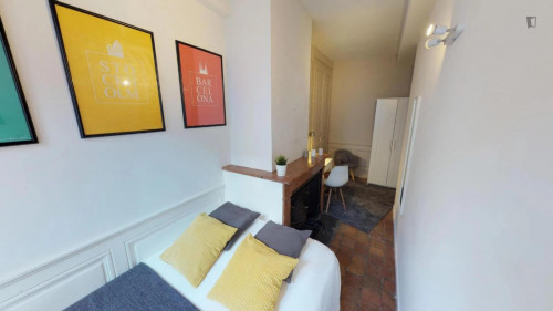 Cosy double bedroom not far from Hôtel de Ville L. Pradel metro station