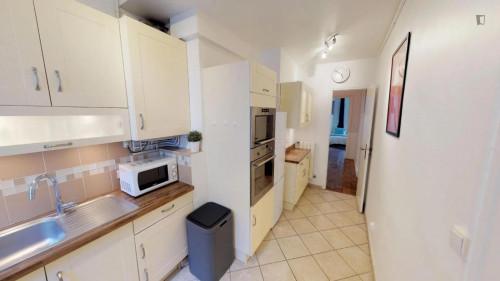 Cosy double bedroom not far from Hôtel de Ville L. Pradel metro station