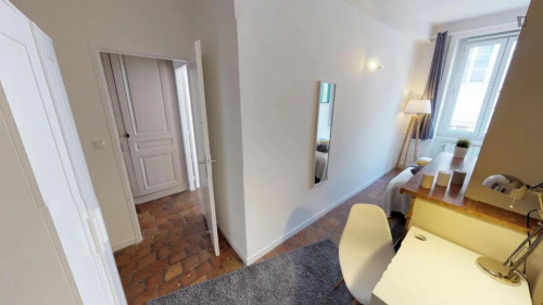 Cosy double bedroom not far from Hôtel de Ville L. Pradel metro station