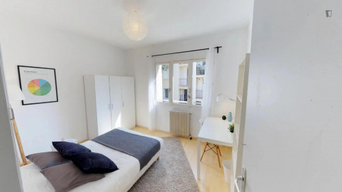 Comfy double bedroom near the Centre Hospitalier Universitaire Hôpital Saint Eloi