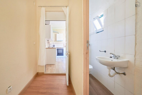 Inviting single bedroom near Jardim do Torel