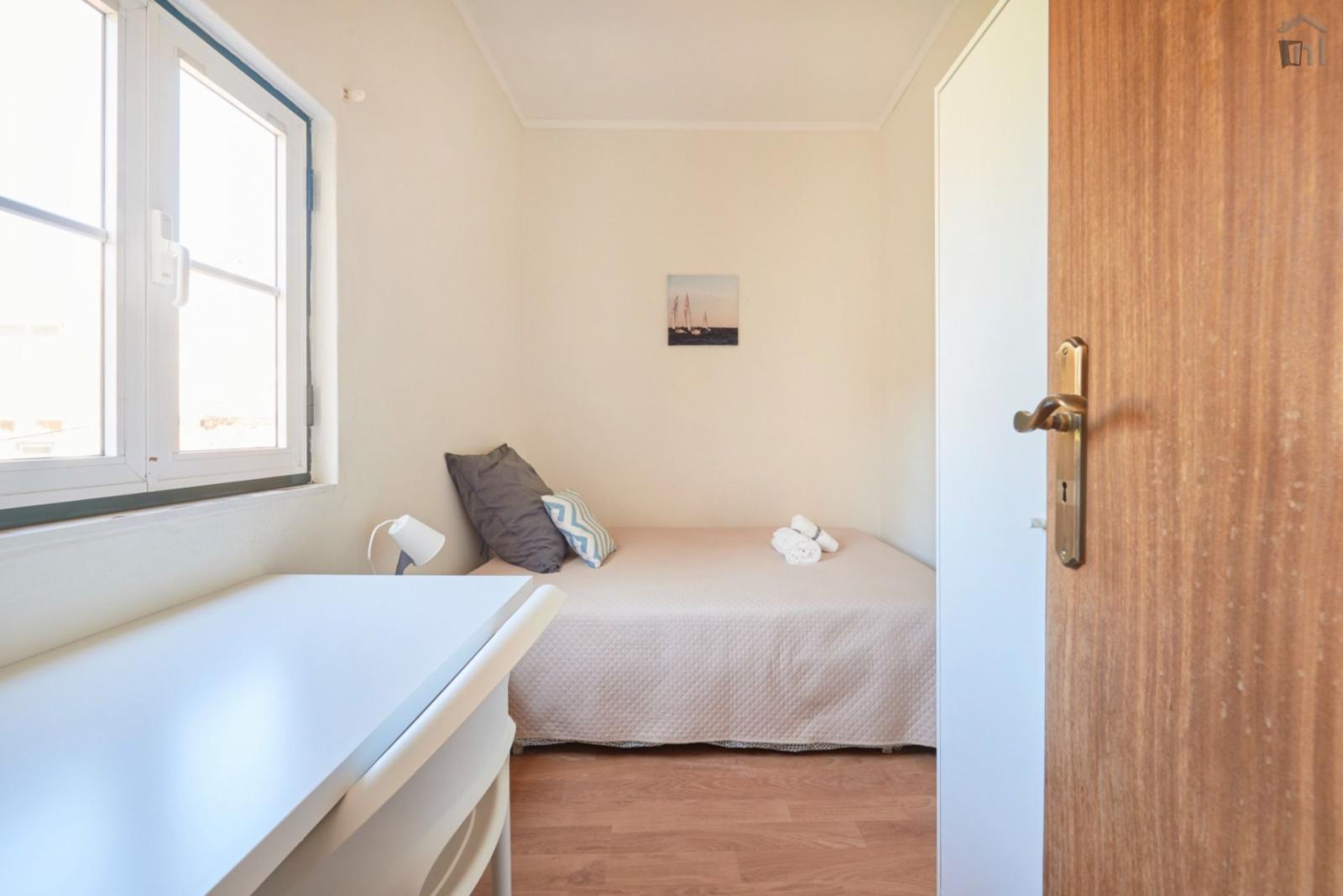  Inviting Single Bedroom Near Jardim Do Torel  -  Inviting single bedroom near Jardim do Torel  - Gallery -  1