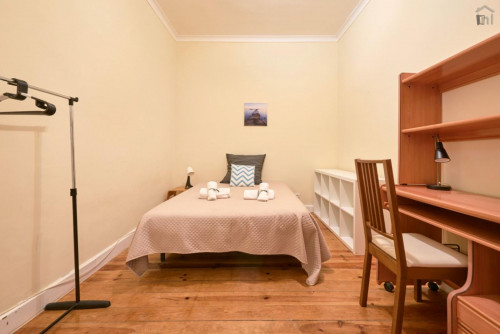 Cosy double bedroom near the Avenida metro