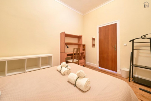 Cosy double bedroom near the Avenida metro