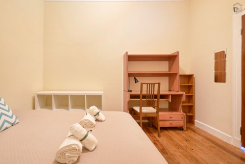 Cosy double bedroom near the Avenida metro