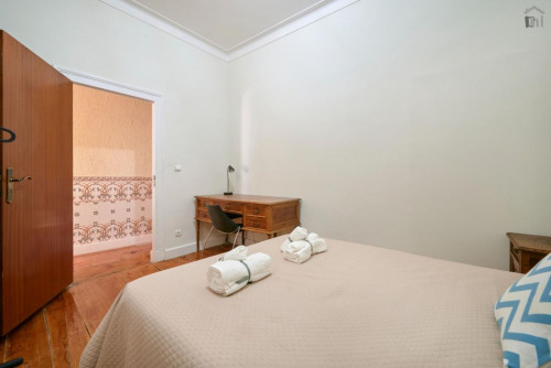 Comfy double bedroom close to the NOVA Medical School