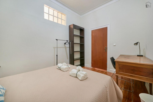 Comfy double bedroom close to the NOVA Medical School