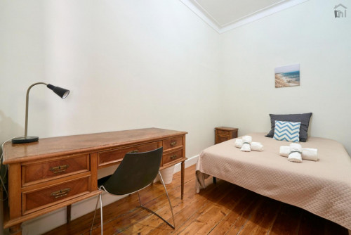 Comfy double bedroom close to the NOVA Medical School