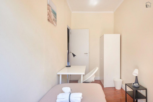 Homely single bedroom near NOVA Medical School