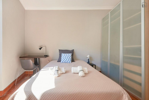Sunny double bedroom near Jardim do Torel