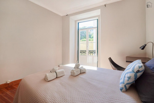 Sunny double bedroom near Jardim do Torel