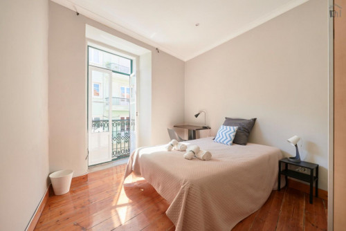 Sunny double bedroom near Jardim do Torel