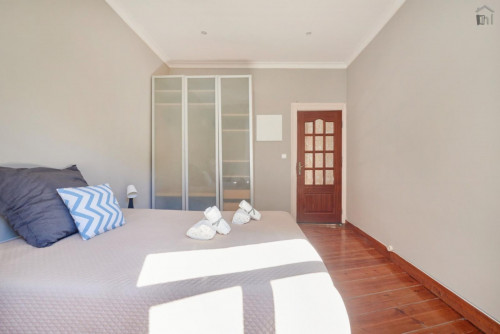 Sunny double bedroom near Jardim do Torel