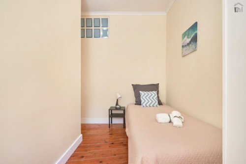 Bright single bedroom near the Avenida metro