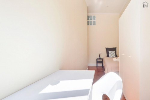 Bright single bedroom near the Avenida metro