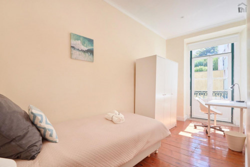 Bright single bedroom near the Avenida metro