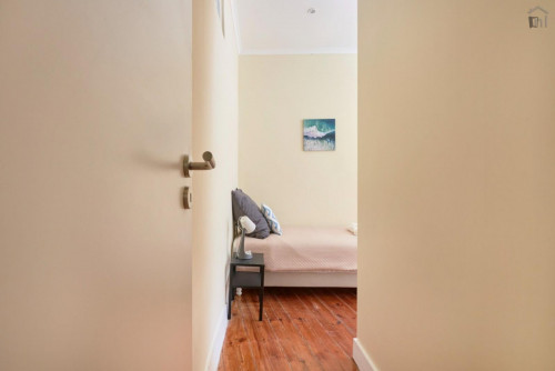 Bright single bedroom near the Avenida metro  - Gallery -  5