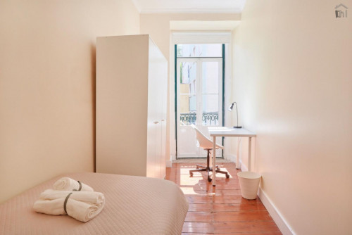 Bright single bedroom near the Avenida metro