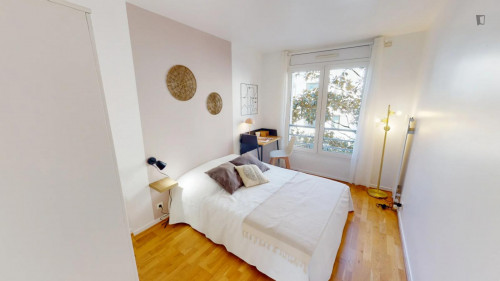 Bright double bedroom near Courbevoie train station