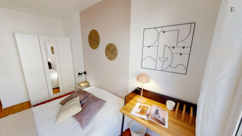 Bright double bedroom near Courbevoie train station