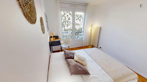 Bright double bedroom near Courbevoie train station