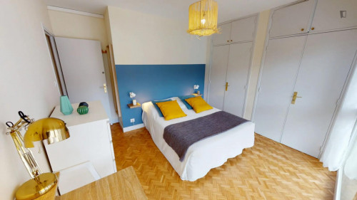 Bright double bedroom near Jeanne d'Arc metro station