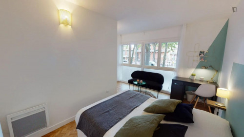 Inviting double bedroom not far from Compans-Caffarelli metro station