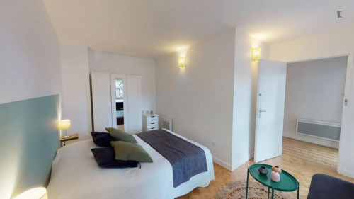 Inviting double bedroom not far from Compans-Caffarelli metro station