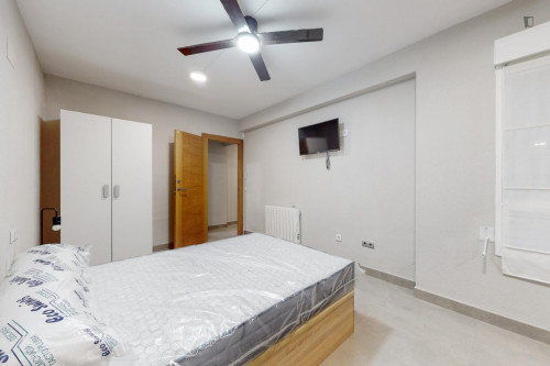 Attractive single bedroom