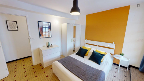 Neat double bedroom in Compans