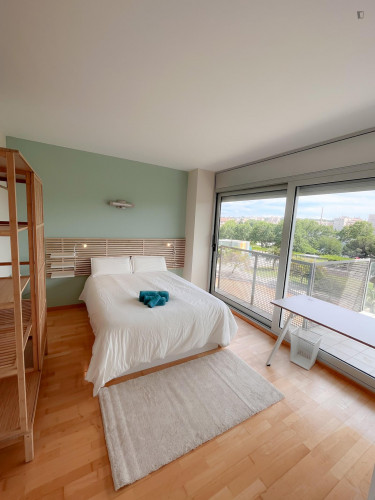 Delightful double bedroom with a balcony, near Parc del Migdia