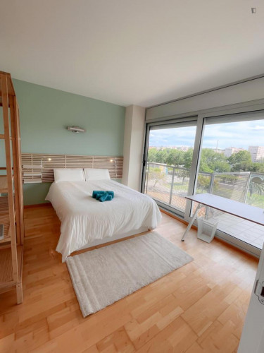 Delightful double bedroom with a balcony, near Parc del Migdia