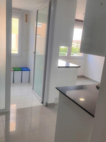 Delightful double bedroom with a balcony, near Parc del Migdia