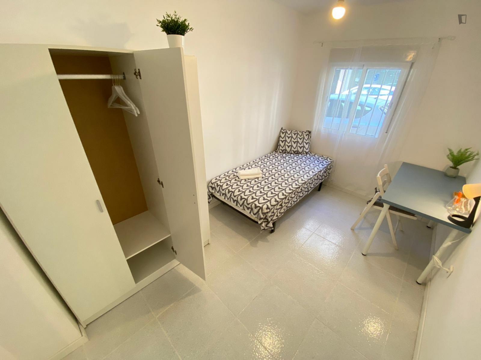 Great Looking Single Bedroom In A Property With Balcony - 1