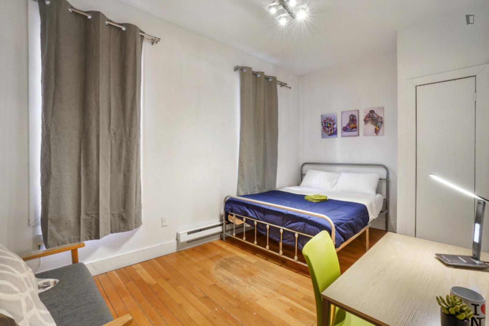 Inviting Private Room With All-Inclusive Amenities - Inviting Private Room with All-Inclusive Amenities - Gallery - 1