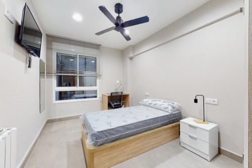Cozy single bedroom
