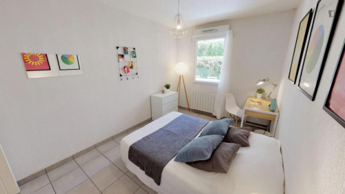 Pretty cool double bedroom in La Mouche