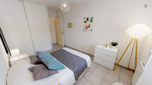 Pretty cool double bedroom in La Mouche
