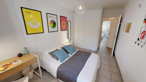Pretty cool double bedroom in La Mouche