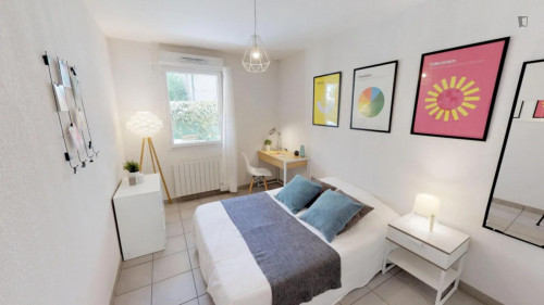 Pretty cool double bedroom in La Mouche