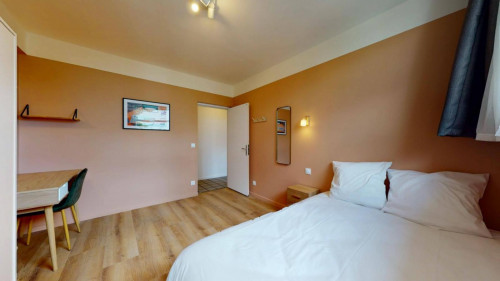 Cushy double bedroom close to Complexe Sportif Marcel-Cerdan