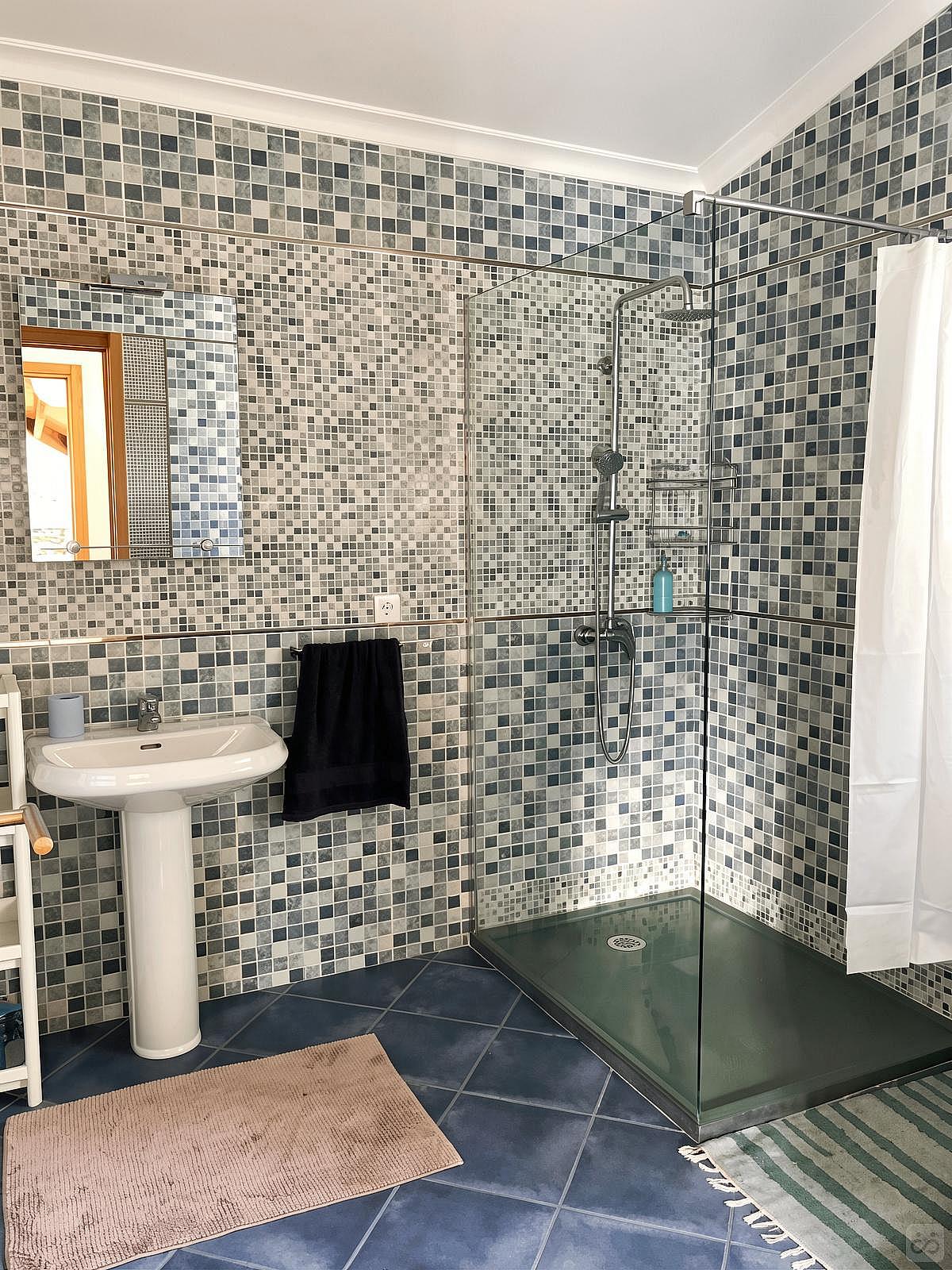 Private Single - Waterfall Room - 30
