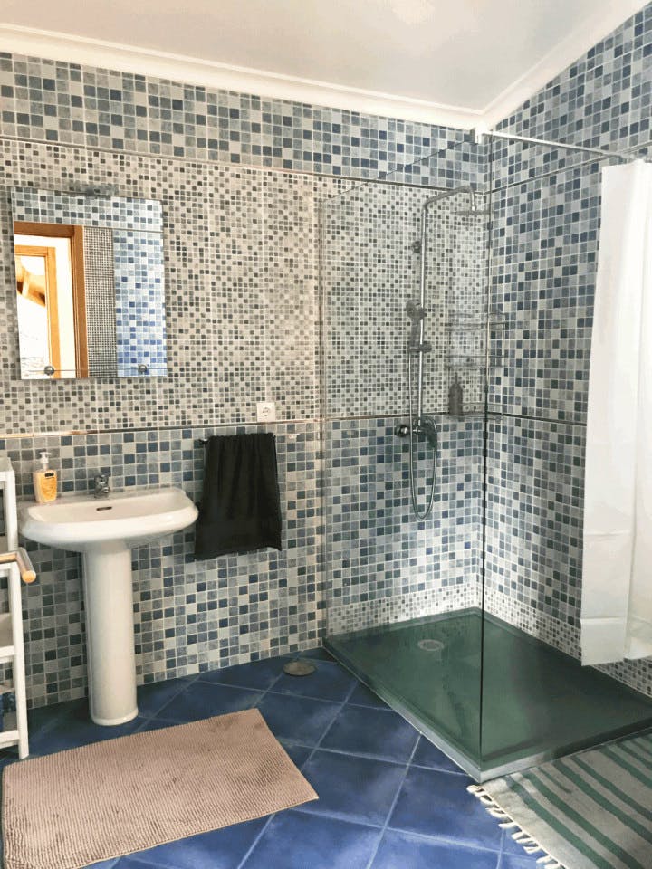 Private Single - Waterfall Room - 10